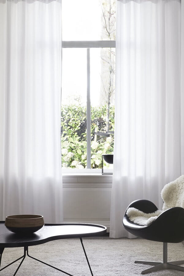 Hvide transparente gardiner stue