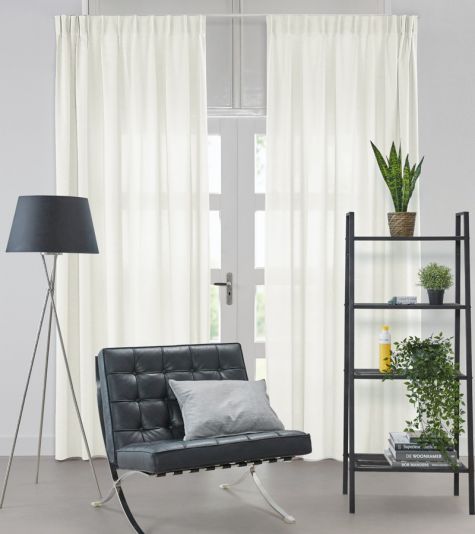 Hvide semitransparente gardiner