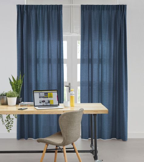 Blå semitransparente gardiner