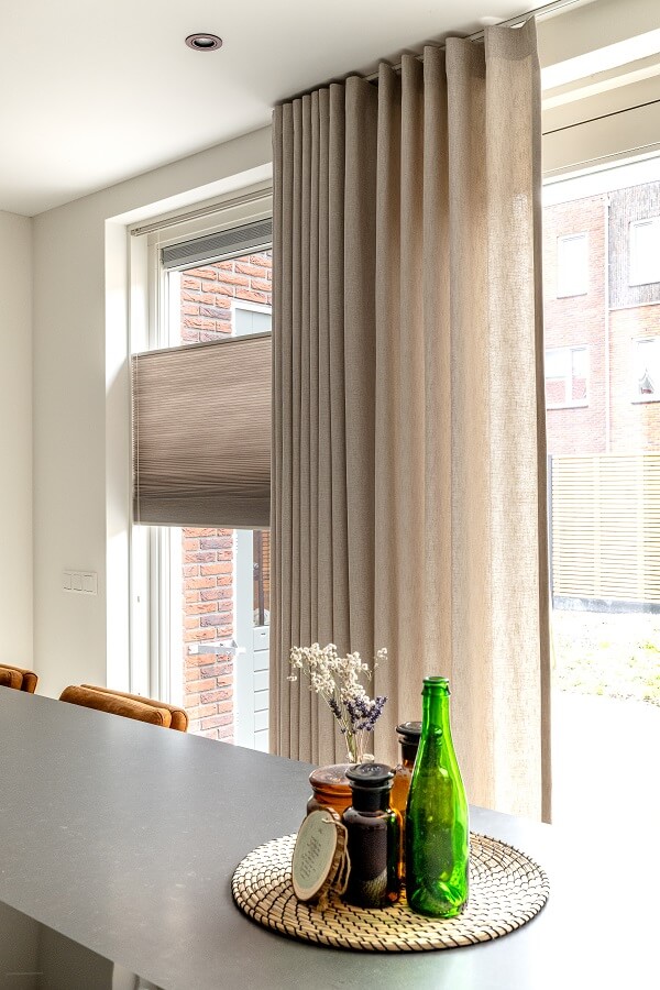Beige semitransparente gardiner