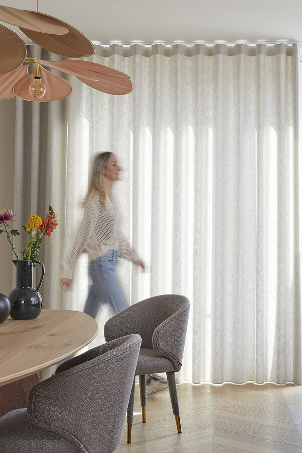 Semitransparent gardin i køkkenet