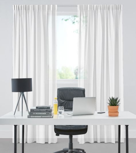 Hvide transparente gardiner