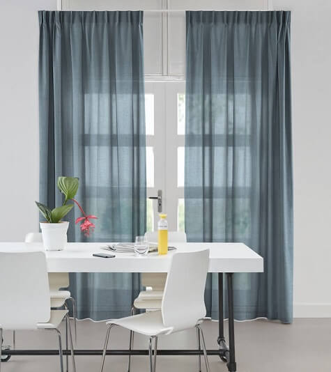 Blå transparente gardiner