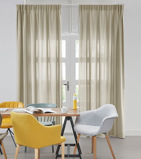 Beige semitransparente gardiner